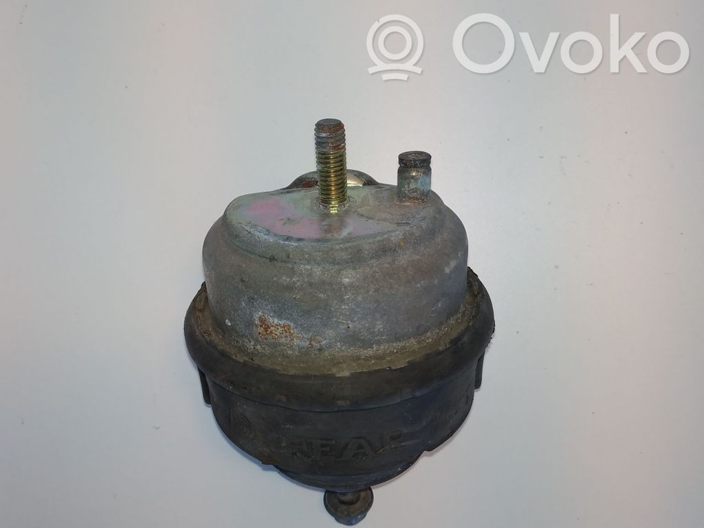 Volvo V70 Engine mount bracket 