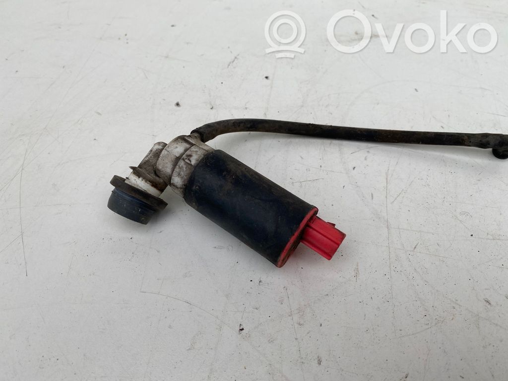 Windshield washer spray nozzle