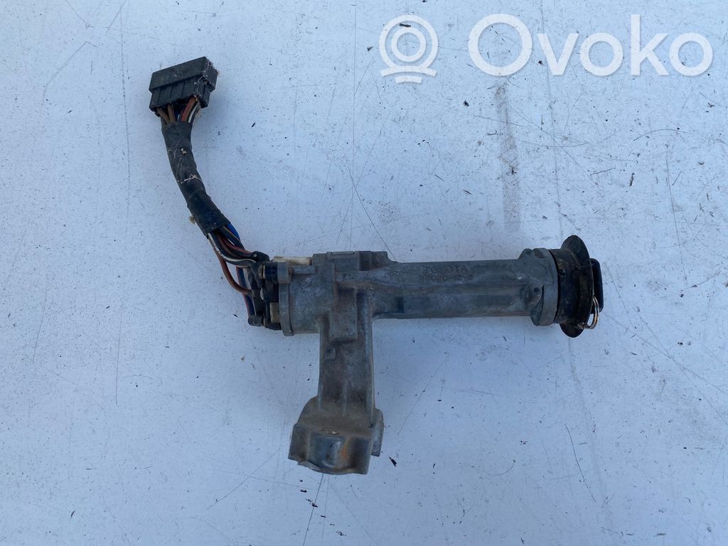 Toyota Corolla E90 Užvedimo spynelė 