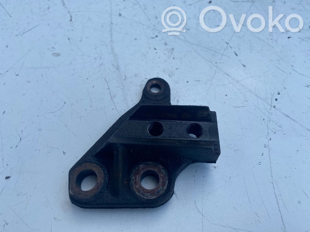 Volvo XC90 Engine mounting bracket 