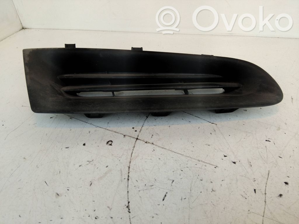Renault Clio III Priešrūkinio žibinto apdaila/ grotelės 