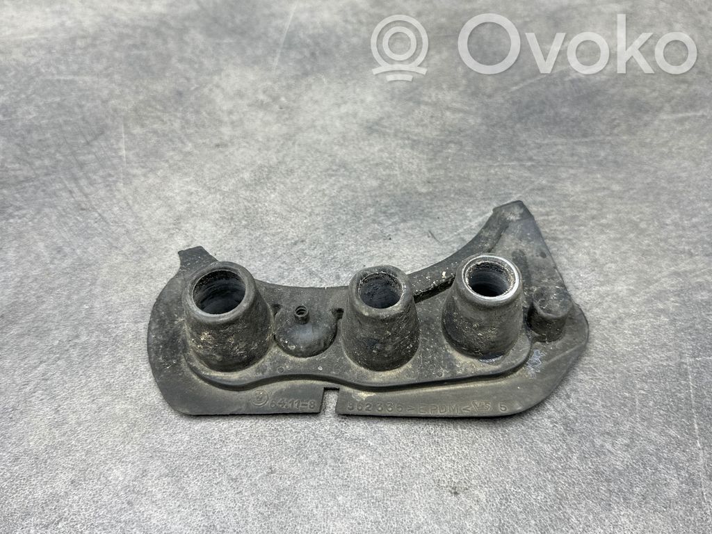 BMW 5 E39 Cita veida dzinēja nodalījuma detaļa 