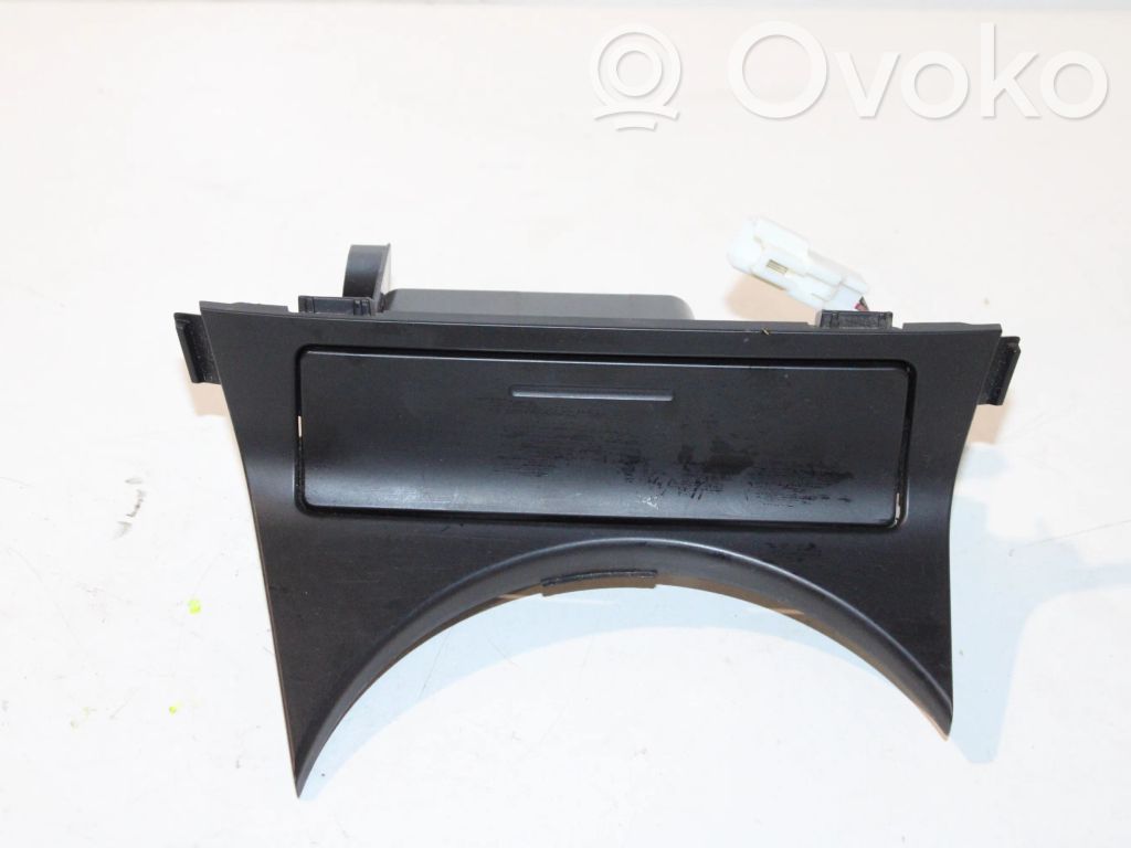 Subaru Legacy Aschenbecher vorne 
