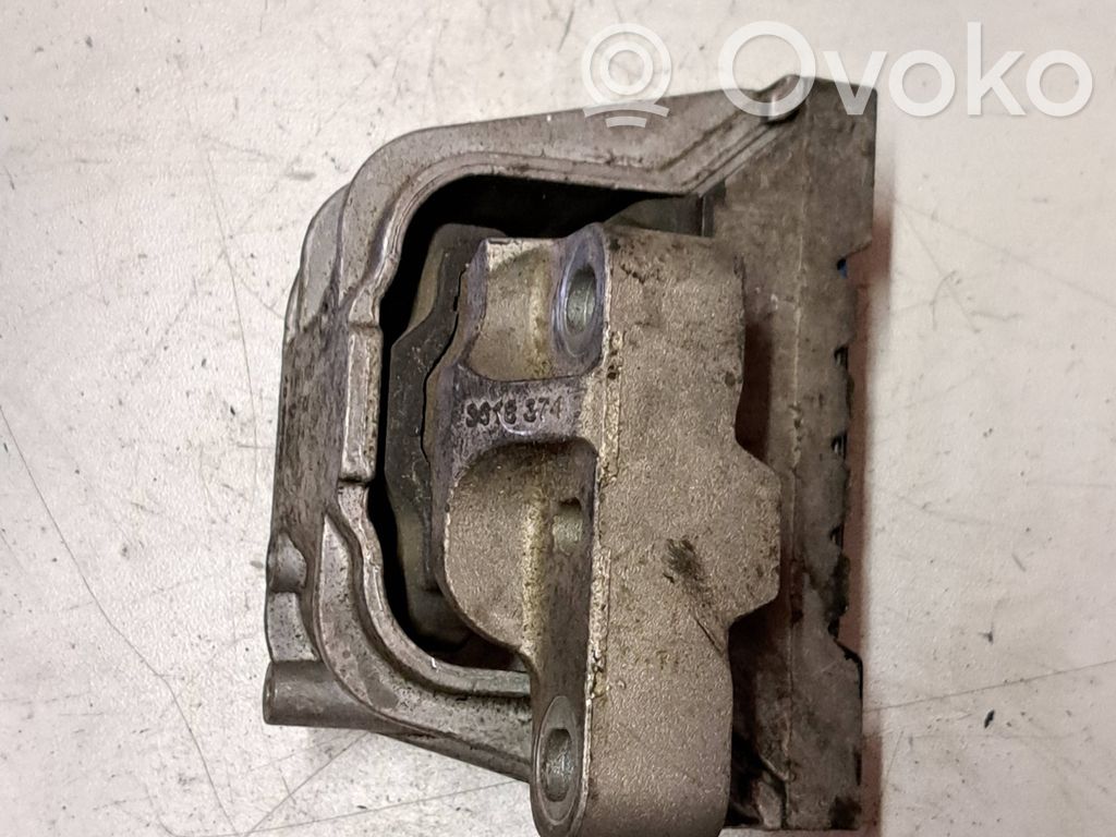 Volkswagen PASSAT B6 Engine mount bracket 