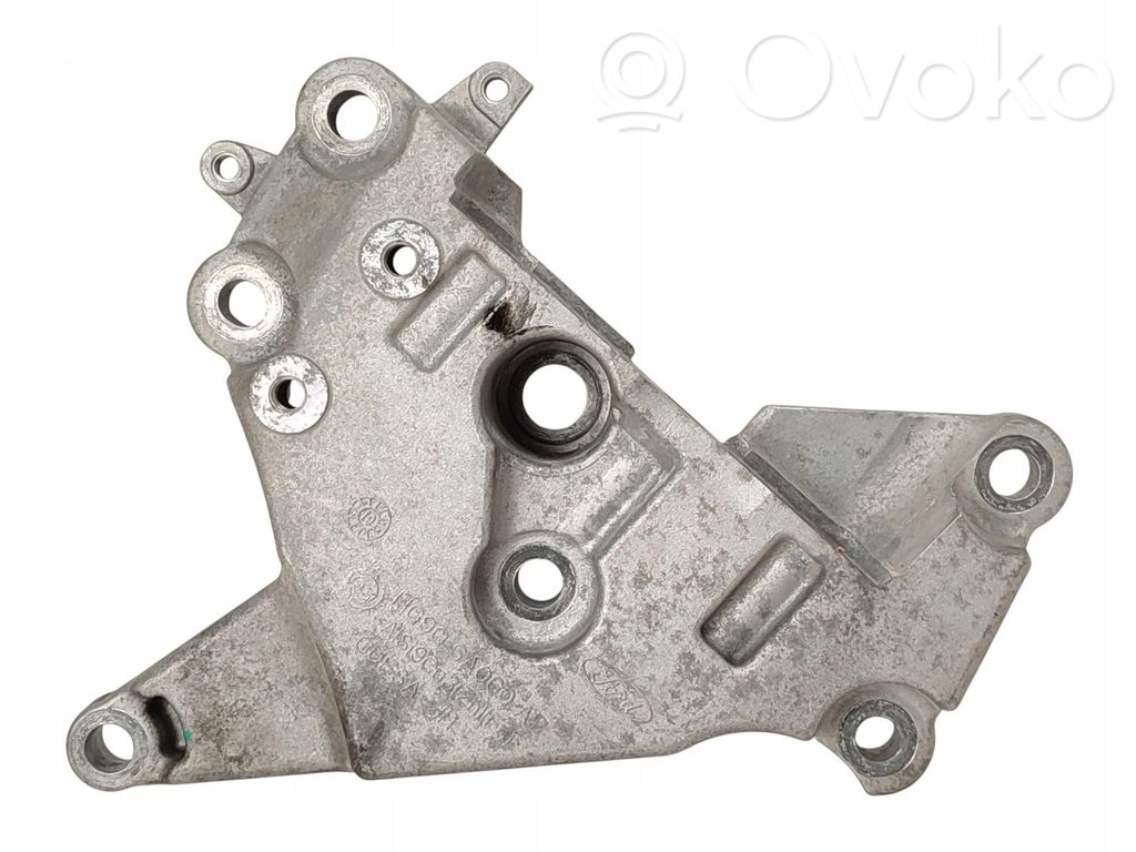 Ford Focus Engine mounting bracket 
