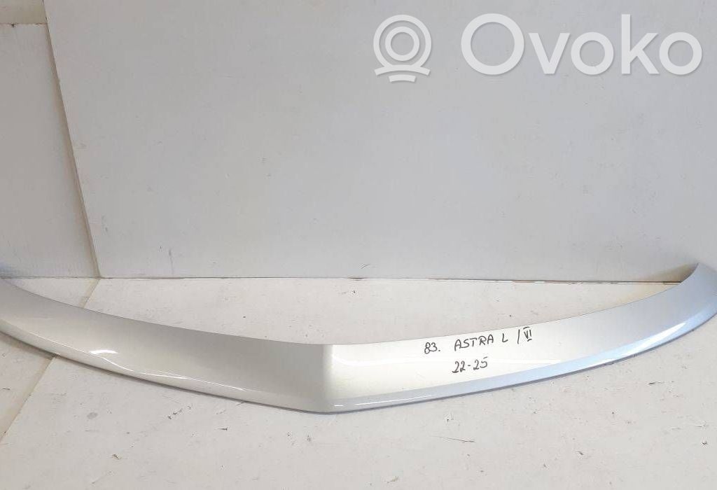 Opel Astra L Listón embellecedor del parachoques delantero 