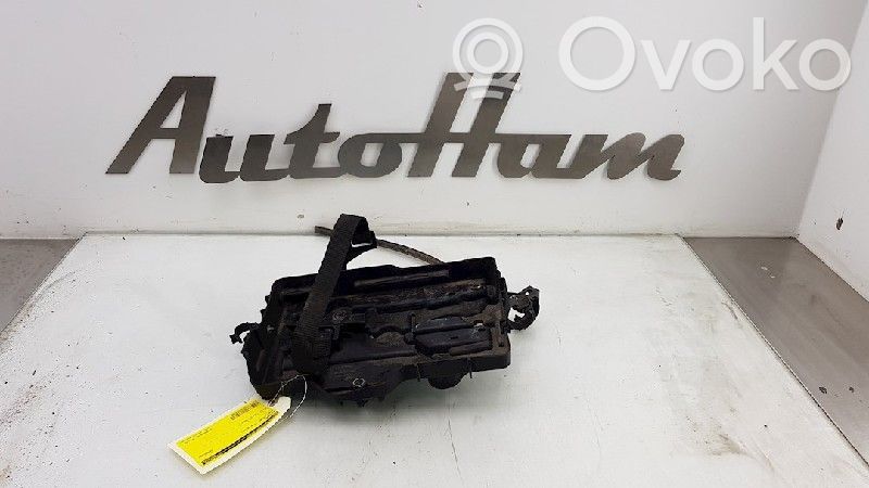 Opel Combo D Akkulaatikon alusta 