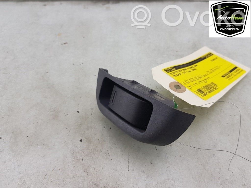 Peugeot 107 Electric window control switch 