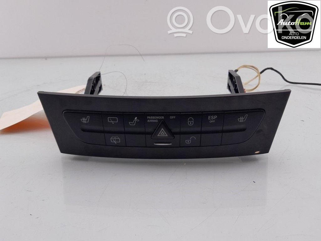 Mercedes-Benz E W213 Botón interruptor de luz de peligro 