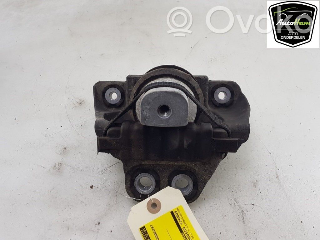 Volvo XC90 Engine mount bracket 