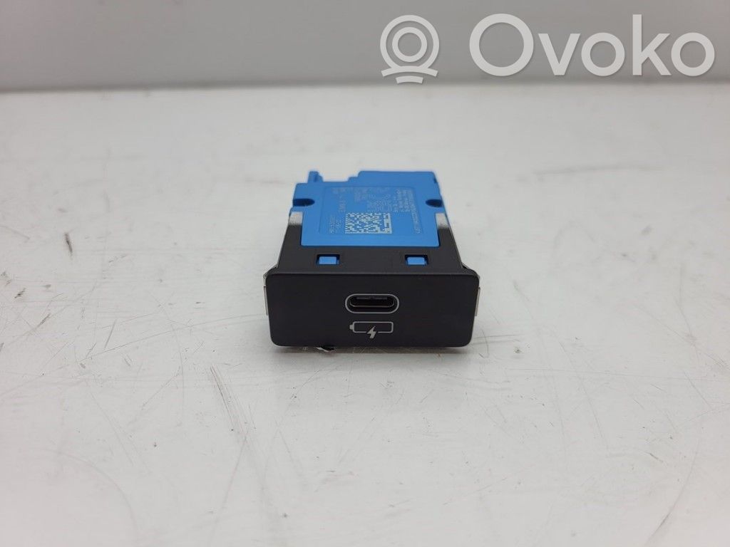 BMW 3 G20 G21 AUX in-socket connector 