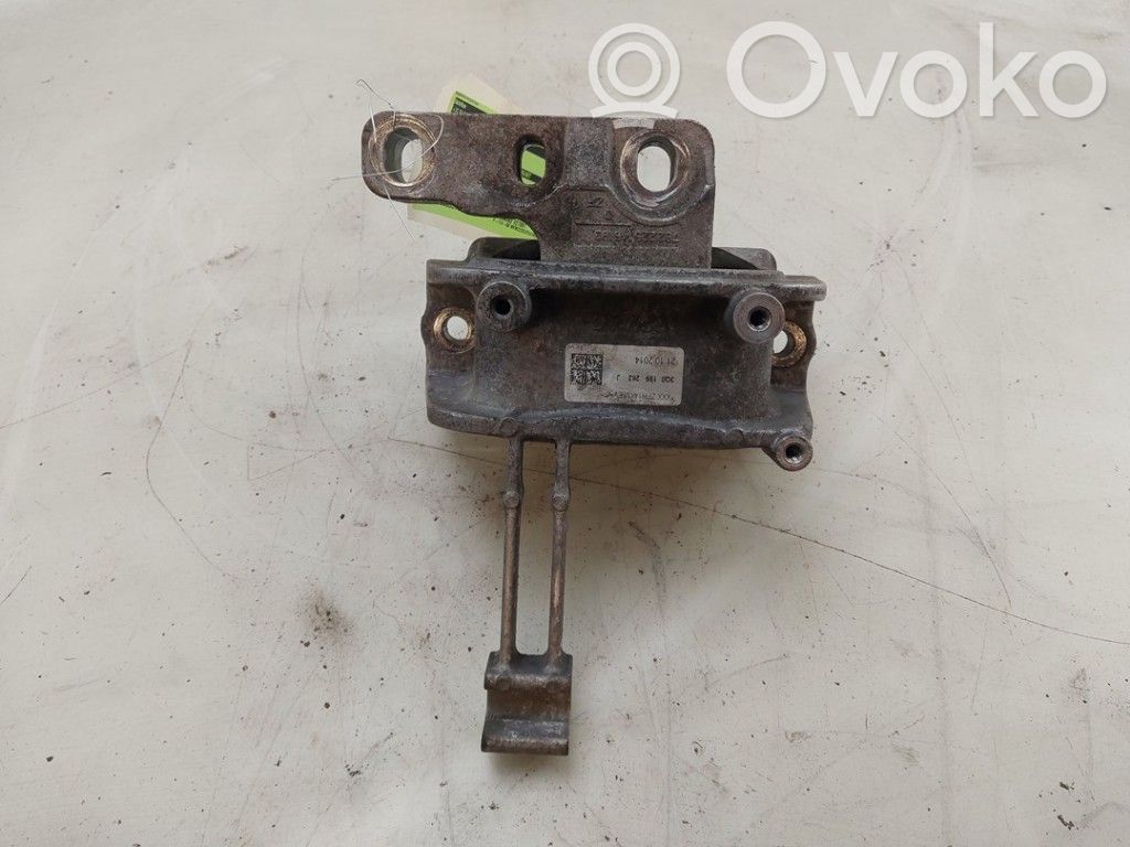 Volkswagen PASSAT B8 Engine mount bracket 