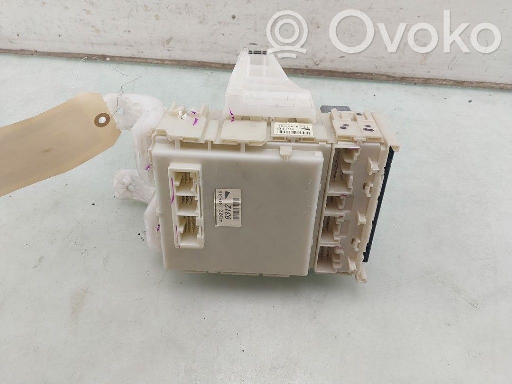Toyota Prius (NHW20) Skrzynka bezpieczników / Komplet 