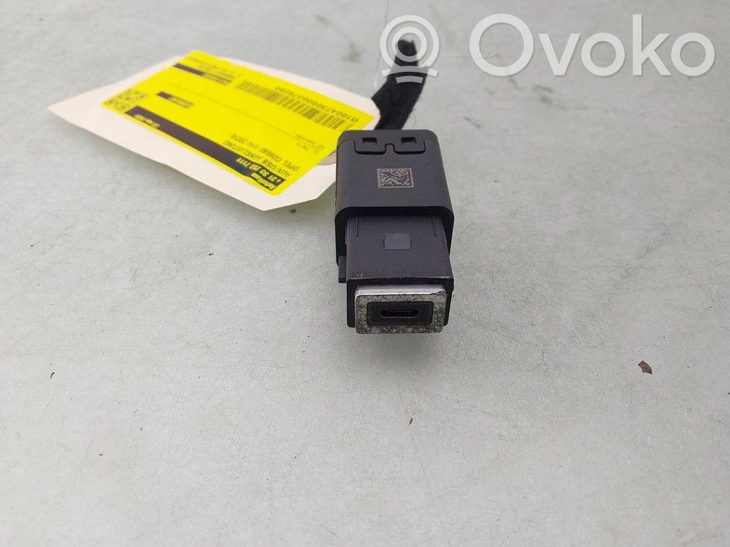 Opel Combo E Enchufe conector entrada auxiliar
