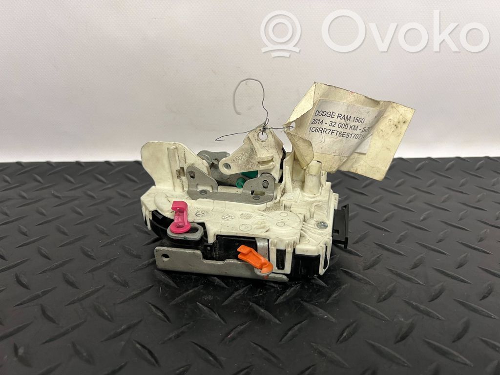 Dodge RAM Priekšpusē slēdzene 