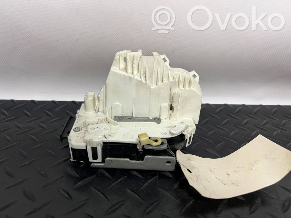 Chrysler Town & Country V Front door lock 