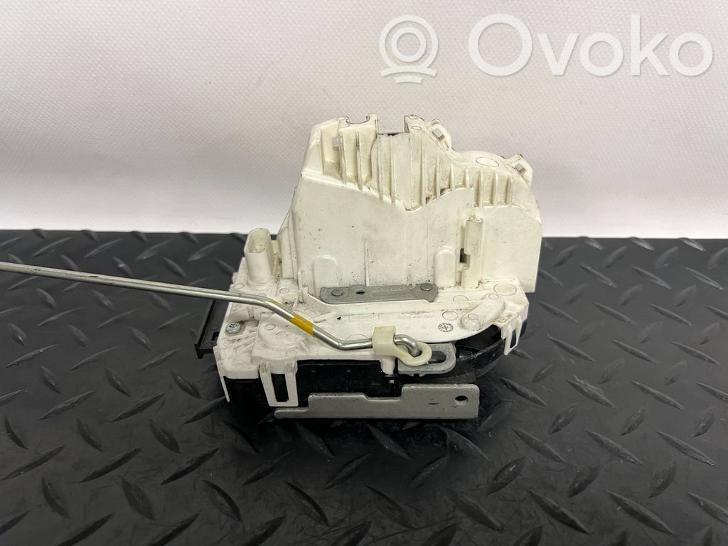 Chrysler Town & Country V Front door lock 