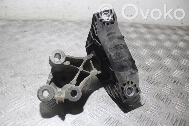 Engine mounting bracket   112843505R
