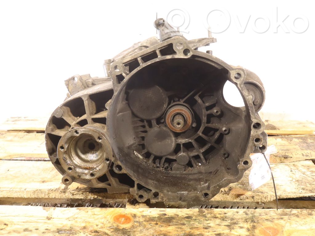 Volkswagen PASSAT B7 Mehāniska 6 ātrumu pārnesumkārba 