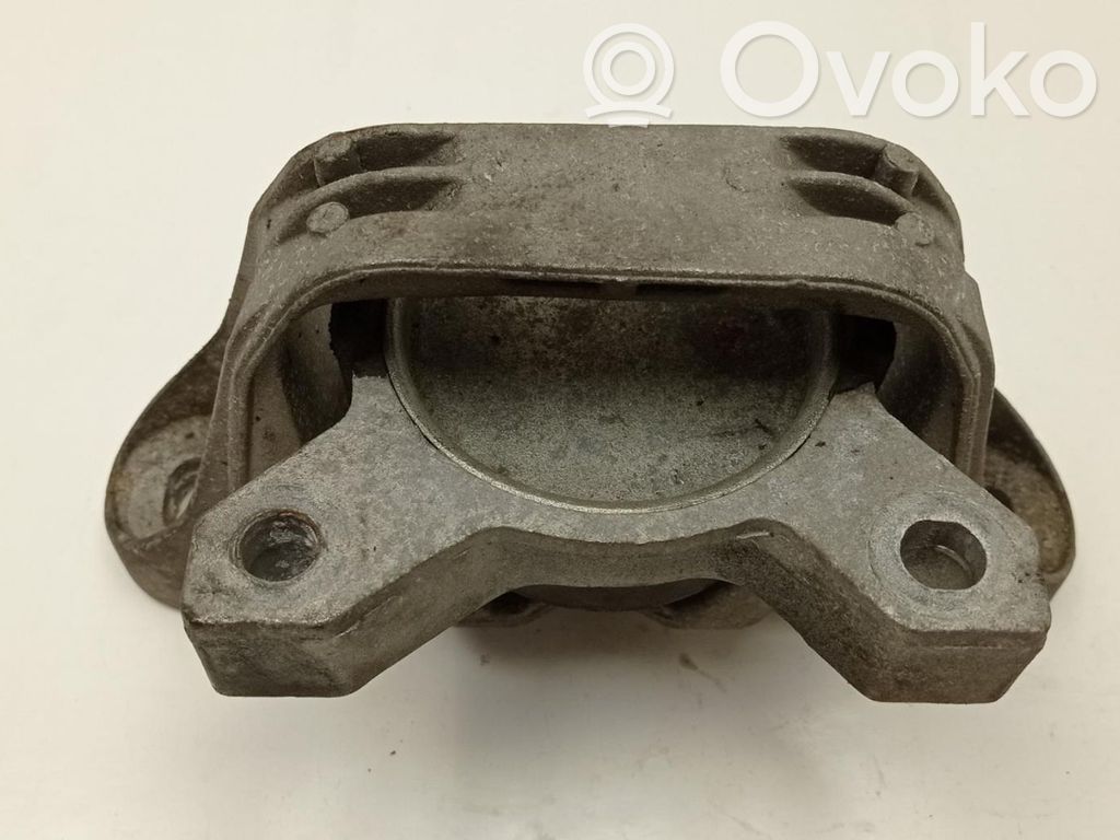 Ford Focus Engine mounting bracket 