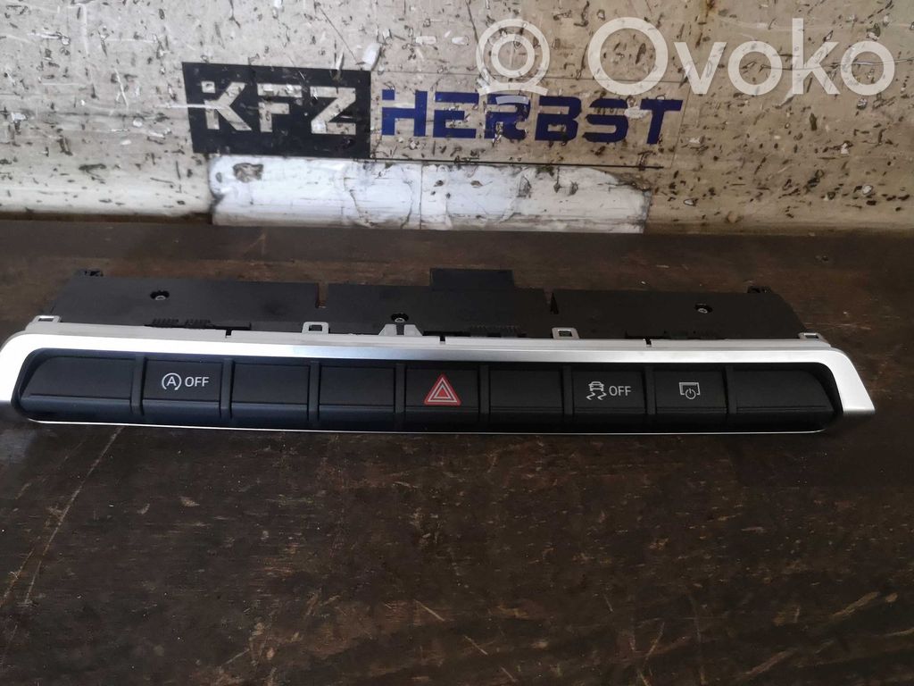 Audi Q2 - Hazard light switch 