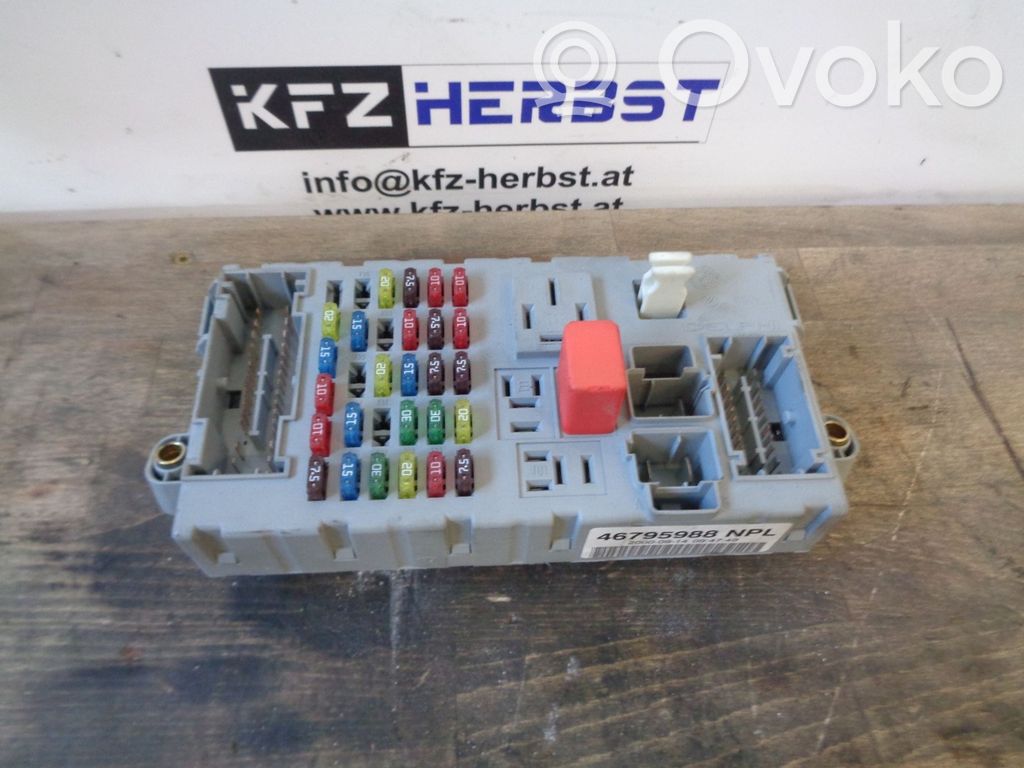 Fiat Punto (188) Skrzynka bezpieczników / Komplet 