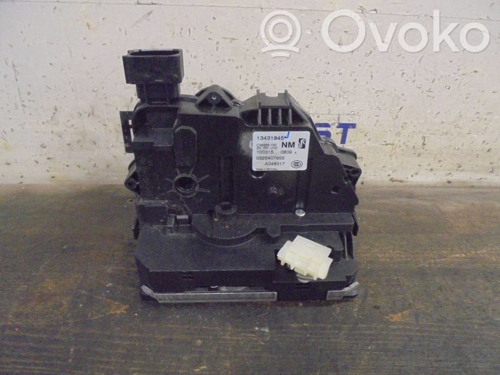 Opel Corsa E Zamek drzwi tylnych 