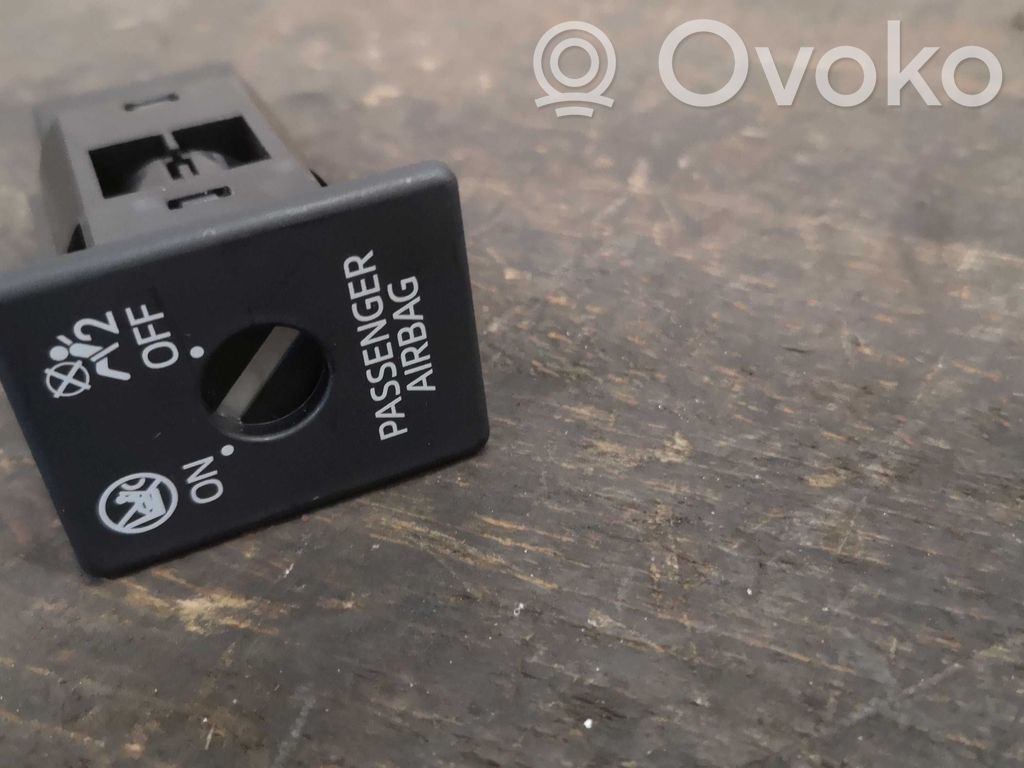 Central locking switch button   DA6A666H0