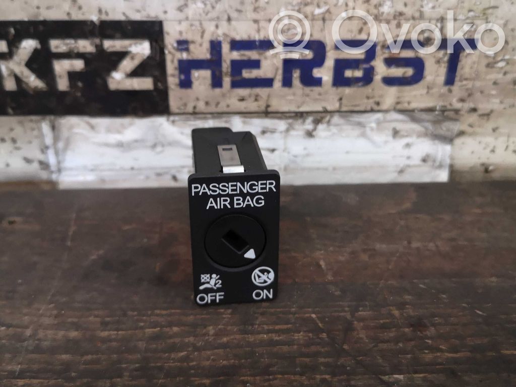 Audi Q4 Sportback e-tron Central locking switch button 