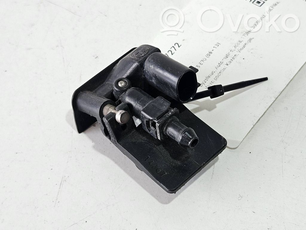 BMW X5 E70 Windshield washer spray nozzle 