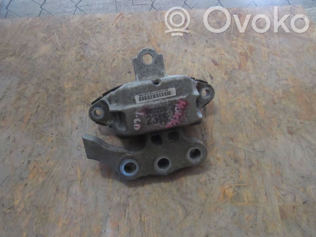 Engine mounting bracket   04532313