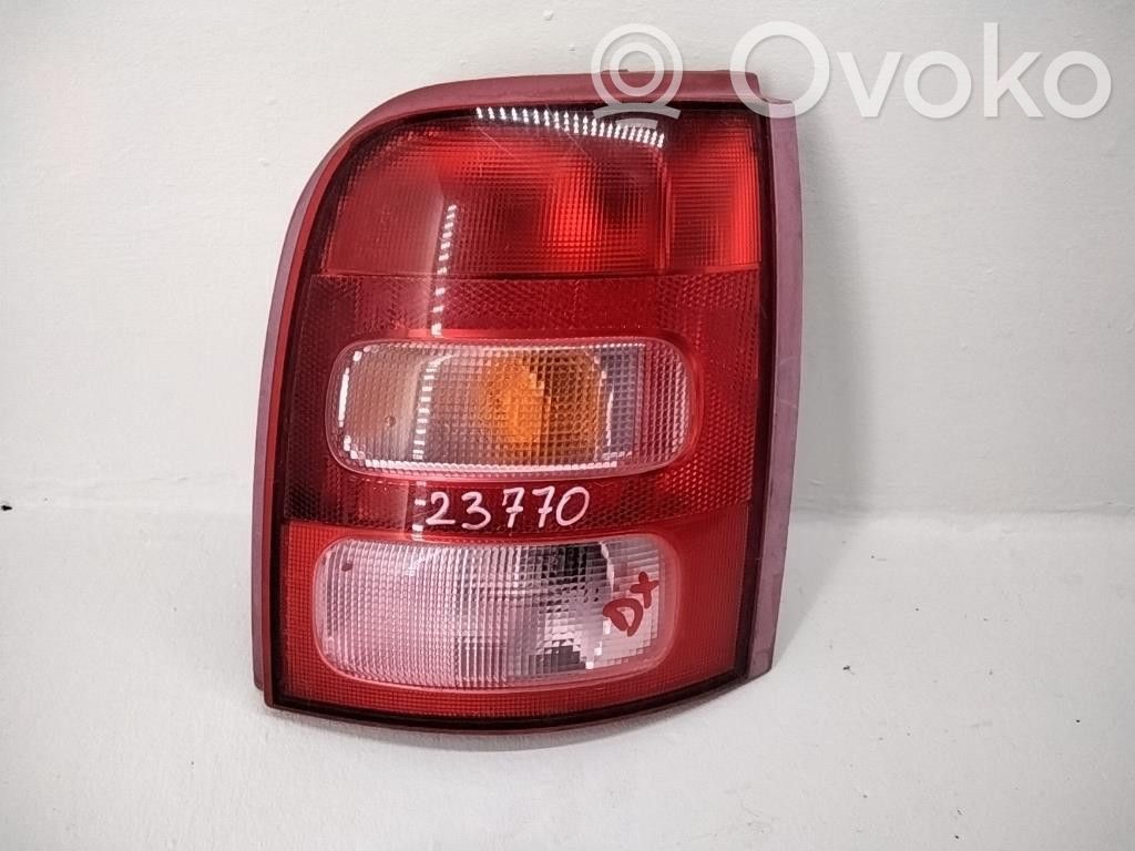 Nissan Micra Aizmugurējais lukturis virsbūvē 
