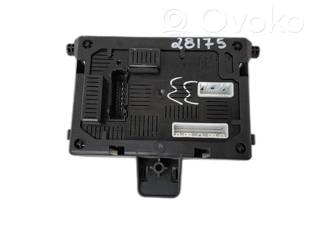 Renault Clio III Unidad de control/módulo de carrocería central 