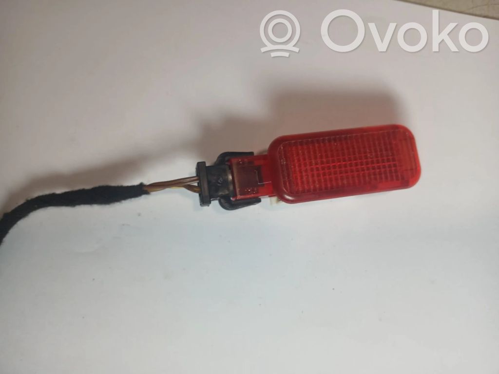 Lampka wewnętrzne drzwi tylnych   8D0947411