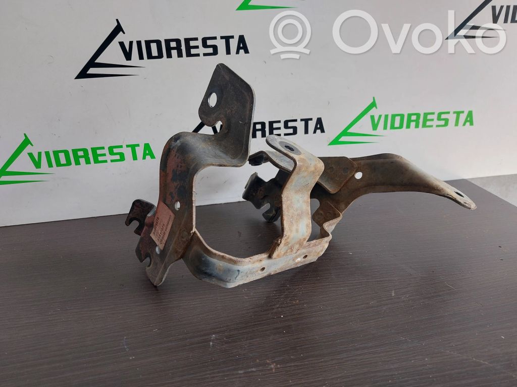 Volvo V60 Ohjaustehostimen pumpun kannake 