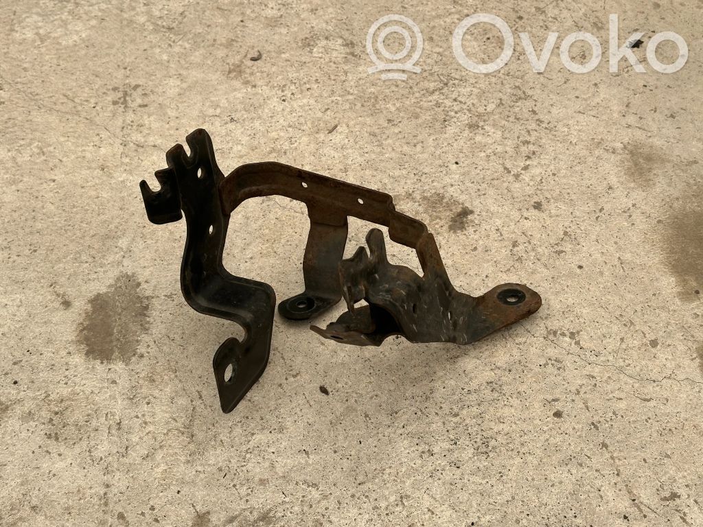 Volvo V60 Ohjaustehostimen pumpun kannake 