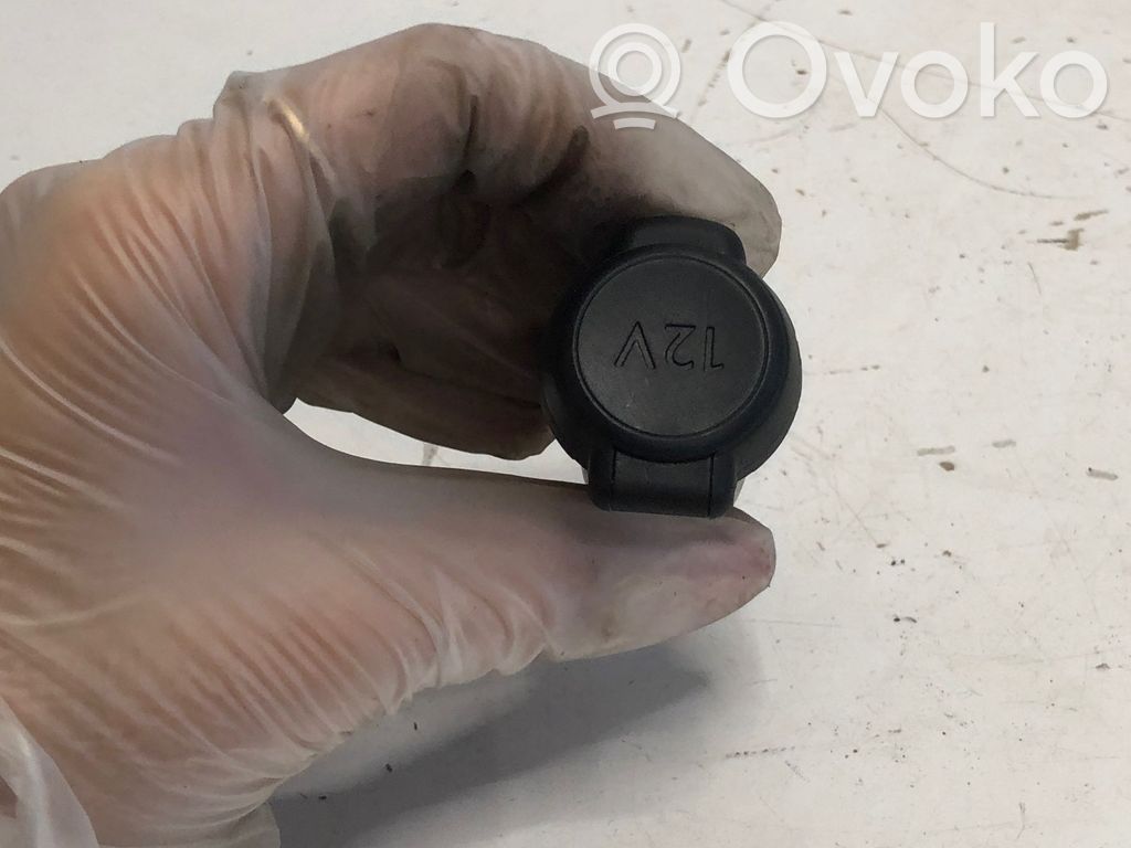 Opel Corsa F Gniazdo 12V przednie 