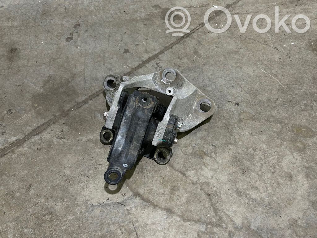 Engine mount bracket   DA6T39081