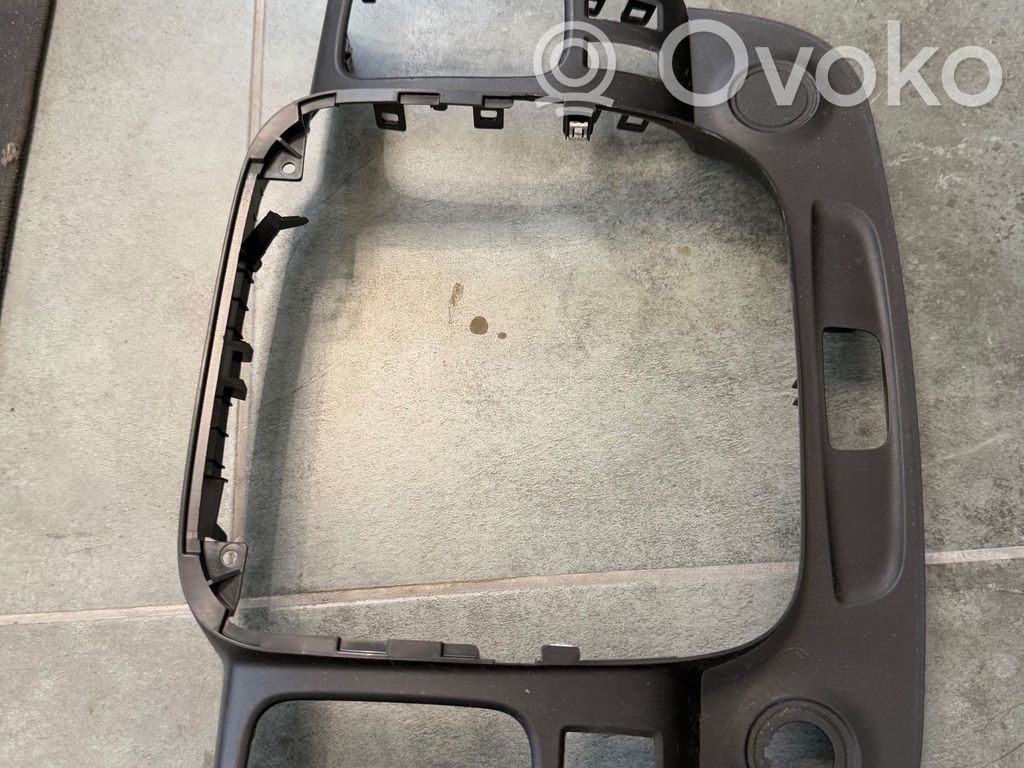 Opel Vivaro Moldura de la unidad delantera de radio/GPS 