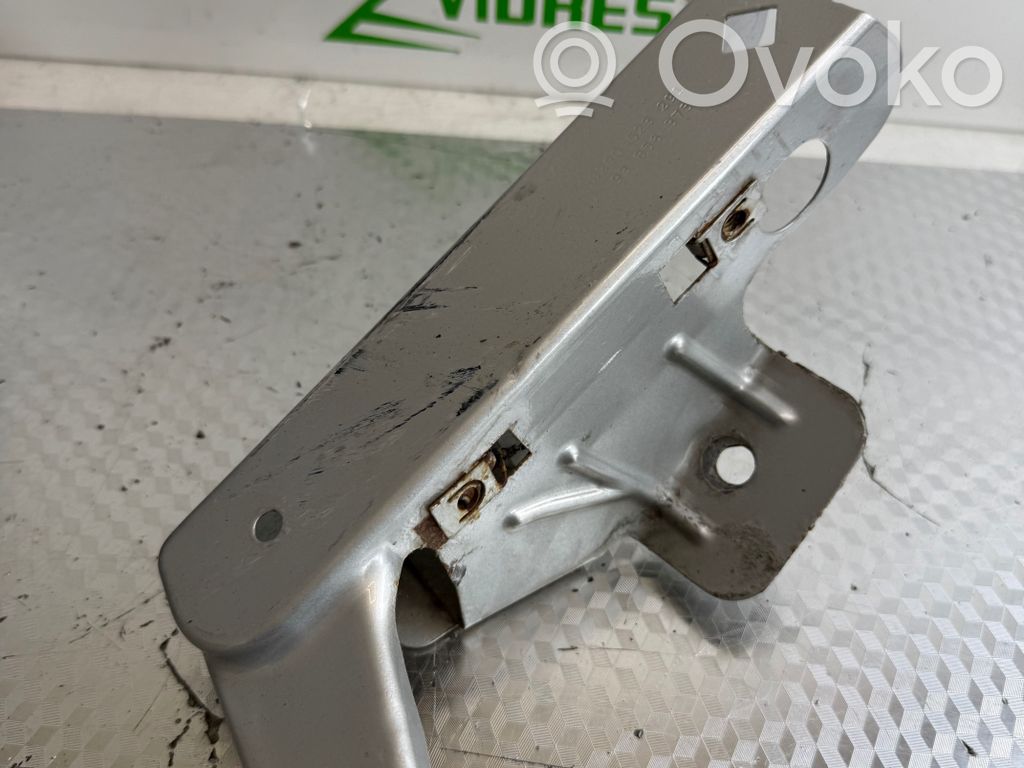 Opel Vivaro Soporte de montaje del guardabarros 