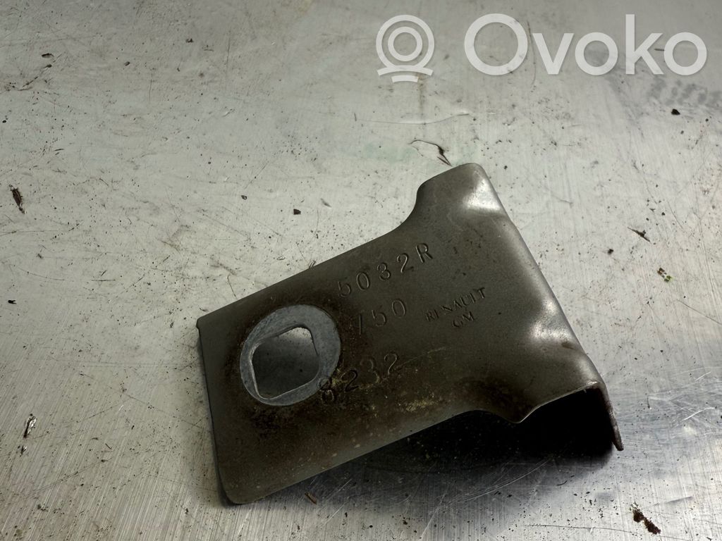 Opel Vivaro Lokasuojan kannake 