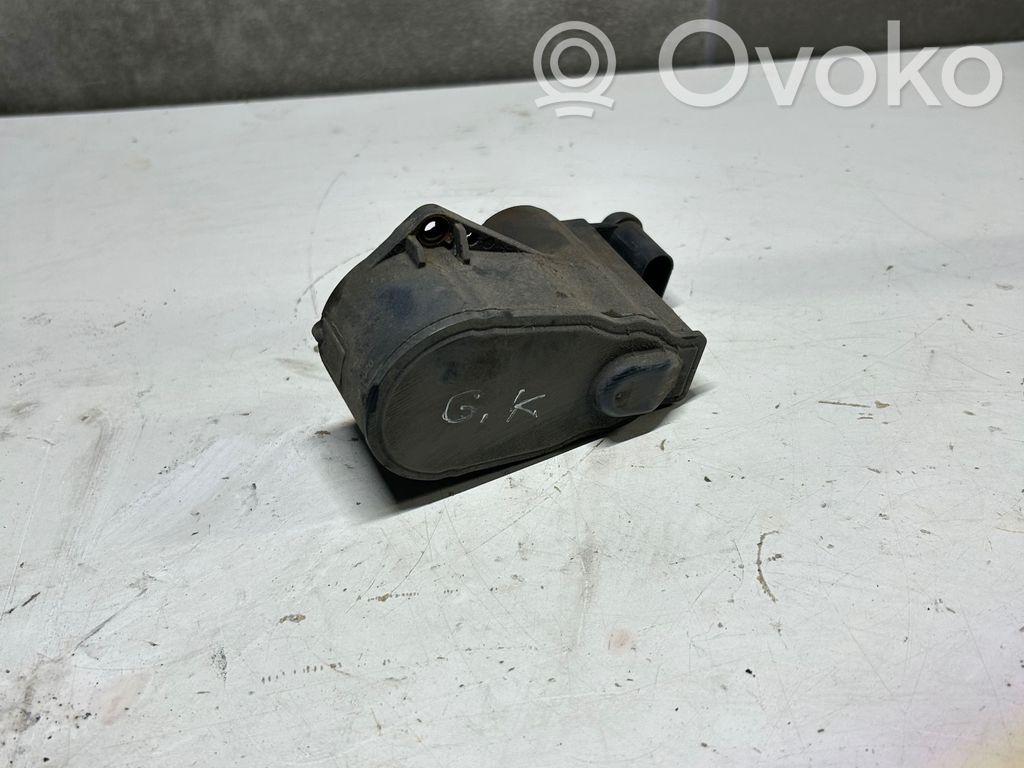 Opel Astra K Tylny zacisk hamulcowy 