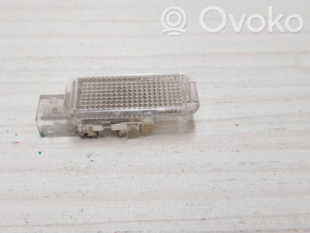 Audi A6 S6 C6 4F Lampka drzwi przednich 