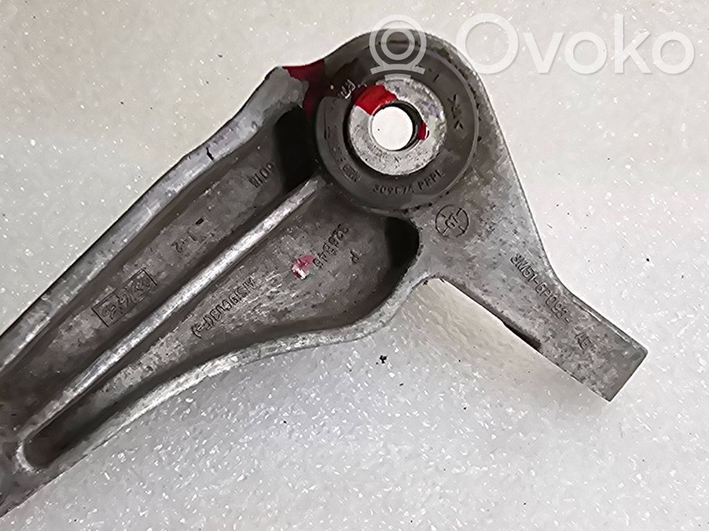 Volvo V50 Engine mounting bracket 