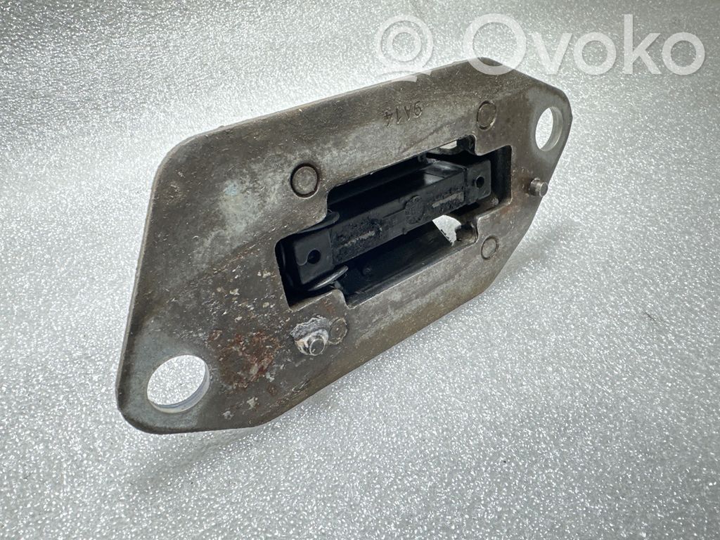 Engine mount bracket   30748811