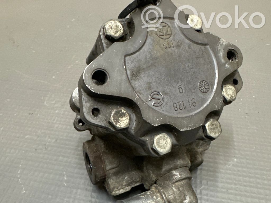 Ohjaustehostimen pumppu   4F0145155A