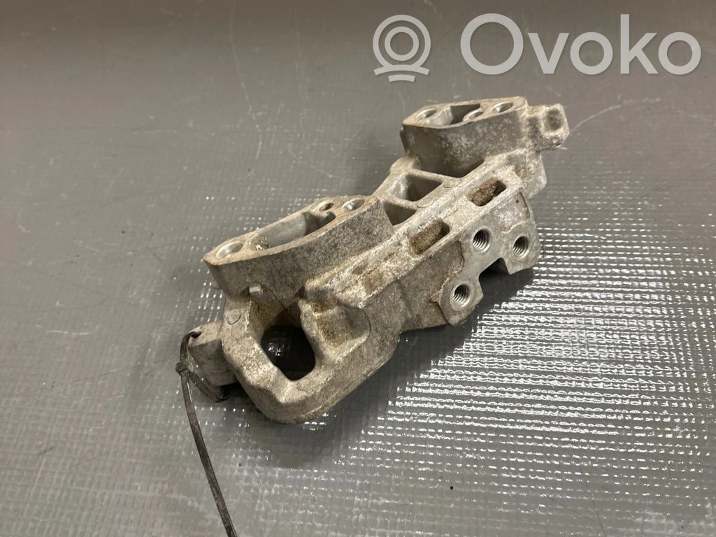 Engine mounting bracket