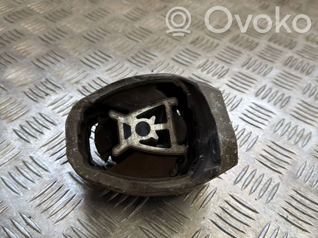 Volvo XC90 Engine mount bracket 