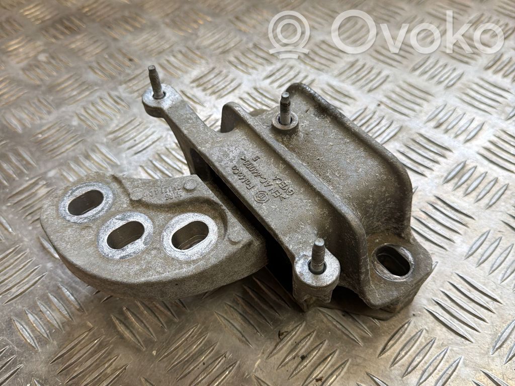 Engine mounting bracket   EAC46000