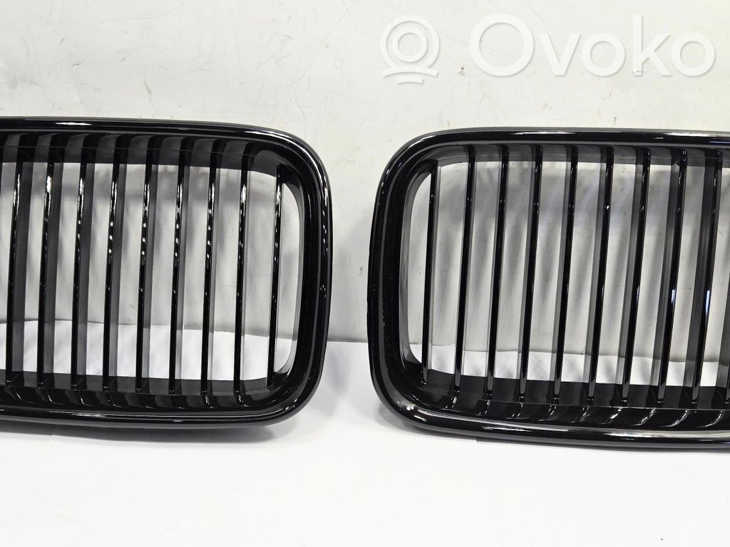 Front bumper upper radiator grill